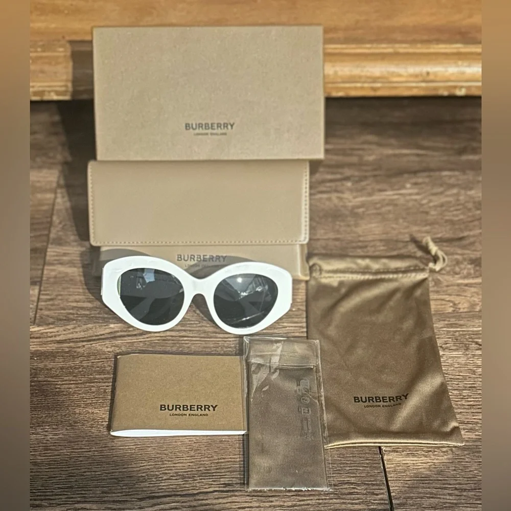 Burberry NIB BURBERRY Sophia Cateye Sunglasses - Full Inclusion